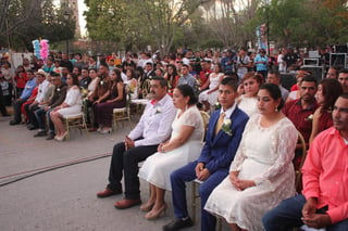 La tarde del viernes 30 parejas contrajeron nupcias en el programa de bodas comunitarias que promueve el DIF.