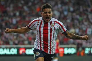 El atacante Alexis Vega marcó su primer 'hattrick' como jugador de las Chivas. (Especial)