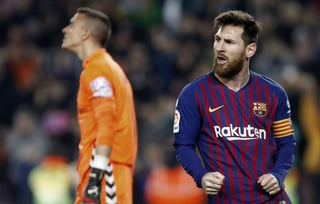 Lionel Messi festeja tras anotar el penal con el que Barcelona consiguió tres puntos más en LaLiga.