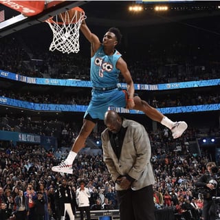 Hamidou Diallo salta por encima de Shaquille O'Neal durante el concurso de clavadas de la NBA. (Especial)