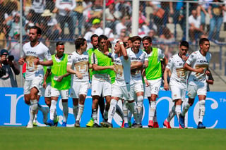 Los jugadores de Pumas festejan el tanto de la victoria anotado por el paraguayo Carlos González. (Jam Media)