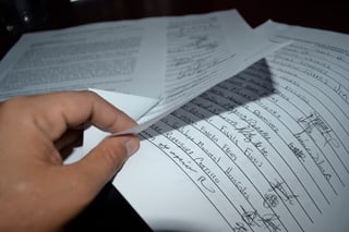 Ciudadanos y partidos de Tlahualilo realizan escrito para entregar peticiones al gobernador y al presidente López Obrador y lo hacen acompañar de firmas en contra de la administración actual.