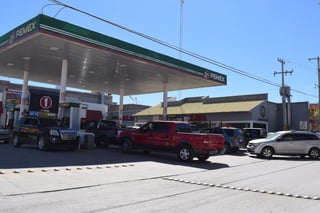 Los trabajadores de las gasolineras dijeron que desde el viernes por la noche empezó a aumentar la afluencia de los autmovilistas para abastecerse del combustible. (EL SIGLO DE TORREÓN/MARY VÁZQUEZ)