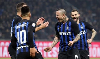 Radja Nainggolan, del Inter de Milán, celebra con sus compañeros el 2-1 a favor de su equipo en el Giuseppe Meazza.