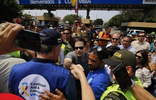 Apoyo. El senador estadounidense Marco Rubio (Cen.) llegó al puente internacional Simón Bolívar que limita con Venezuela, en Cúcuta. (EFE)
