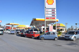 Pemex confirma retraso en la distribución de combustible, sin embargo, empresarios gasolineros de La Laguna exhortan a los automovilistas que paren de realizar 'compras de pánico' de gasolina, porque 'sólo agravan la situación'. (EL SIGLO DE TORREÓN/FERNANDO COMPEÁN)