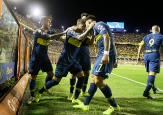 Los jugadores de Boca Juniors festejan un gol en el partido ante Lanús. (Especial)