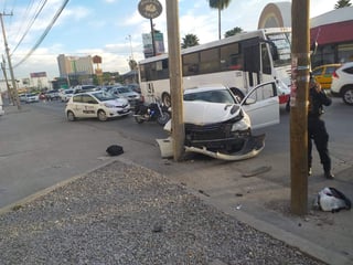 Un conductor que presuntamente se encontraba en estado de ebriedad, impactó su vehículo contra un poste de concreto en la colonia Campestre La Rosita de la ciudad de Torreón. (EL SIGLO DE TORREÓN)