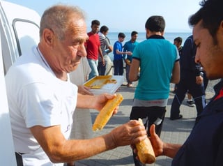 Todos los días durante varios meses Avranitakis horneó y distribuyó de forma gratuita cientos de panes y bollos para los refugiados que llegaban a Kos.