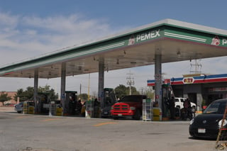 La distribución de gasolina comenzó a normalizarse durante ayer en Torreón, pero aún había estaciones que carecían del combustible. (FABIOLA P. CANEDO)