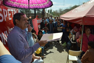 El secretario general del SUTUAAAN, Gustavo Lara, hizo una visita a los trabajadores huelguistas de la unidad Torreón para detallar las condiciones del paro de labores a nivel estatal. (ROBERTO ITURRIAGA)