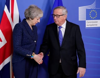 Diálogo. May volverá a pedir a Jean-Claude Junker que hagan cambio a su propuesta de Brexit. (EFE)