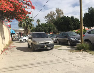 La infracción más común en Torreón es por estacionarse en sitios prohibidos, como la banqueta, en Juambelz y Carranza. (FABIOLA P. CANEDO)