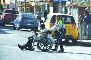 Ayudó a un hombre de la tercera edad en silla de ruedas para que atraviese con mayor seguridad. (FERNANDO COMPEÁN)