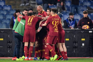 Los jugadores de la Roma festejan el gol de la victoria ante Bolonia. (Especial)