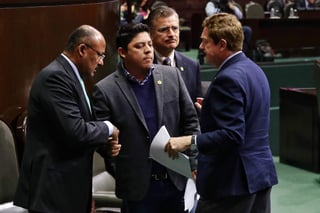 El coordinador de la bancada del Partido de la Revolución Democrática (PRD) en la Cámara de Diputados, Ricardo Gallardo (centro), renunció este martes formalmente a su militancia. (ARCHIVO)
