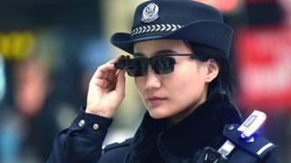 Operativo. En China ya están utilizando gafas de realidad aumentada con reconocimiento de rostro. (TWITTER)