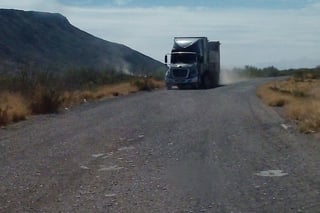 La carretera Viscaya-Coyote, reporta una importante afluencia de camiones de carga, autobuses y unidades particulares. (EL SIGLO DE TORREÓN)