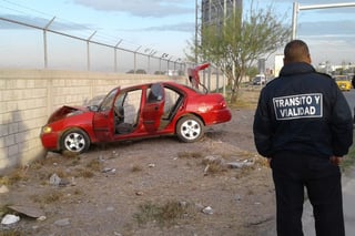 El vehículo se subió a la banqueta y se impactó contra la barda del aeropuerto de Torreón.
