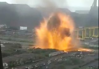 Incidente. Una reacción térmica en las piletas de vaciado de escoria provocó este martes una fuerte explosión en ArcelorMittal. (TWITTER)