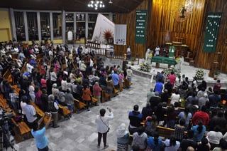 A un mes de la explosión ocurrida en un ducto de Pemex ubicado en la comunidad de San Primitivo, Tlahuelilpan, celebran una misa en la parroquia para conmemorar a las víctimas de la tragedia. (NOTIMEX)