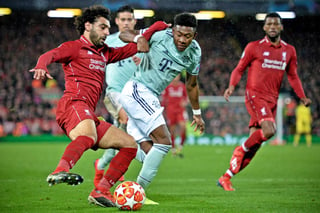 Mohamed Salah, del Liverpool, y David Alaba, del Bayern, peleando una pelota en el partido de Champions. (EFE)