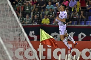 El delantero argentino Javier Correa marcó los primeros tres goles del Santos Laguna.