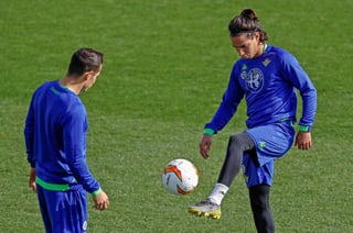 Los mexicanos Andrés Guardado (i) y Diego Lainez (d) durante la sesión de entrenamiento previo a su duelo de Europa League.