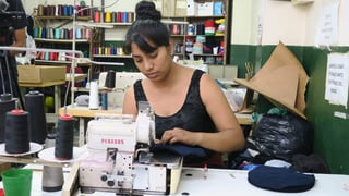 'No Chains' (Sin cadenas) es una firma argentino-tailandesa que produce ropa 'libre de trabajo esclavo', una forma de agitar conciencias y brindar una alternativa de empleo digno para las personas que han sido víctimas de explotación laboral en talleres clandestinos. (ARCHIVO)