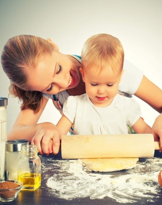 En los niños que comen de manera habitual en familia, según las estadísticas, se observan tendencias de ingestas más saludables. (ARCHIVO)