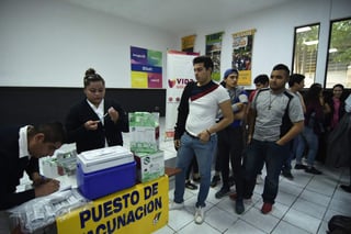 Alumnos de la Facultad de Ingeniería Mecánica y Eléctrica de la Universidad Autónoma de Coahuila acudieron al módulo en la sala audiovisual de la escuela a vacunarse. 