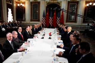 Posturas. Representantes del gobierno de EUA y de China se reunieron ayer en el Edificio Eisenhower. (AP)
