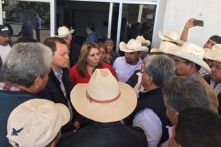 Una comisión de usuarios de los diferentes módulos de riego, se reunió con personal jurídico de oficinas centrales de la Conagua. (GUADALUPE MIRANDA)