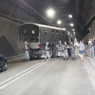Operativo. Elementos de la Guardia Nacional colocaron una unidad militar a la altura del túnel La Cabrera. (TWITTER)