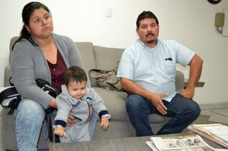 Yuriana Chávez, viuda del policía Omar Figueroa Sánchez, acompañada de José Cruz Guajardo de la organización Bellena, piden pensión y seguridad social para ella y sus tres hijos. (EDITH GONZÁLEZ)