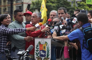 El jefe del Parlamento venezolano, Juan Guaidó, quien se proclamó presidente interino del país, ordenó ayer que se mantenga abierta la frontera con Brasil y las relaciones diplomáticas con Aruba, Curazao y Bonaire, luego de que el gobernante Nicolás Maduro decretara lo contrario. (ARCHIVO)