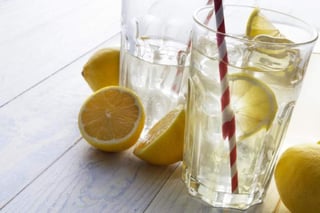 Si agregas rebanadas y ralladura de limón a tu agua, puedes obtener algunos de los beneficios de la pectina, una fibra presente en la pulpa y en la cáscara. (ARCHIVO)