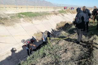 Joven motociclista encuentra la muerte al caer a un canal de riego, en el ejido Noé, de Gómez Palacio. Se dijo que circulaba en estado de ebriedad y a exceso de velocidad. (EL SIGLO DE TORREÓN)