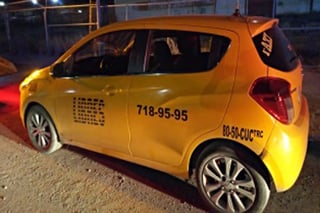 Recuperan un auto con reporte de robo vigente, en Gómez Palacio, la unidad era empleada como taxi. (EL SIGLO DE TORREÓN)