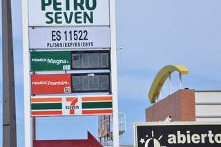 En algunas estaciones de gasolina se vendió ayer viernes la gasolina magna en 20.10 pesos el litro, sin embargo, en otras se observó otro precio, de 19.99 pesos el litro. (FERNANDO COMPEÁN)