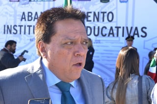 Ayer el fiscal de Coahuila, acudió al evento de abanderamiento de escuelas, en Matamoros y se le preguntó sobre la renuncia del Jesús Torres Cháirez en el SAT. (FERNANDO COMPEÁN)