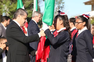 El gobernador Miguel Ángel Riquelme Solís encabezó la ceremonia, en que se realizó el abanderamiento de escoltas. (CORTESÍA)