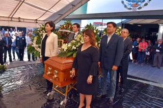 En la explanada de la presidencia municipal, se ofreció un homenaje de cuerpo presente a quien fuera alcalde de esta ciudad, Manuel Gamboa Cano; acudieron autoridades y familiares.
