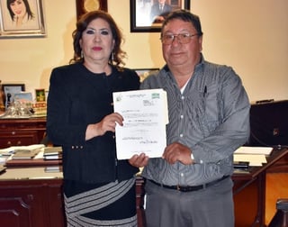 El cenecista José Alberto Ochoa Martínez, recibió por instrucciones de la alcaldesa, María Luisa González Achem, su nombramiento oficial ayer viernes como nuevo director de Desarrollo Social.