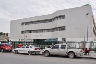Las mujeres que tripulaban el Nissan, Tsuru, fueron llevadas de urgencia hasta la clínica No. 46 del IMSS en Gómez Palacio. (ARCHIVO)