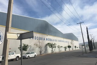 El fuego comenzó en una de las bodegas de almacenamiento de la empresa, la cual se encuentra ubicada en la colonia Nuevo Torreón. (EL SIGLO DE TORREÓN) 