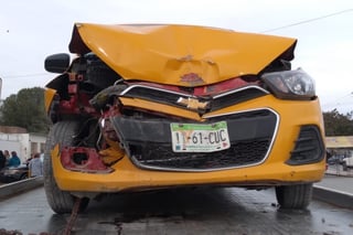 El vehículo responsable es un Chevrolet Spark de color amarillo, de la base Radio Taxis México, el cual fue abandonado en la colonia Los Sauces, a unas cuadras del lugar. (EL SIGLO DE TORREÓN) 