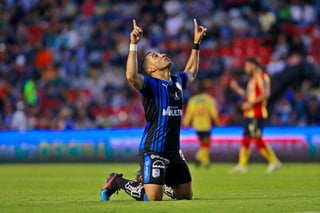 Camilo Sanvezzo, del Querétaro, en festejo después de anotar el tercer gol de su equipo durante el juego de la Jornada 8 ante Monarcas. (Jam Media)