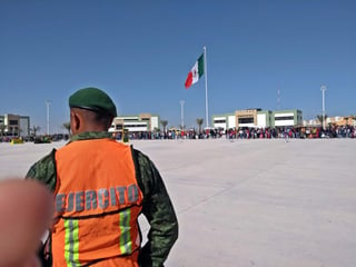 A primera hora se llevó a cabo una ceremonia para conmemorar el Día de la Bandera, donde estuvieron presentes autoridades militares y municipales. (EL SIGLO DE TORREÓN)