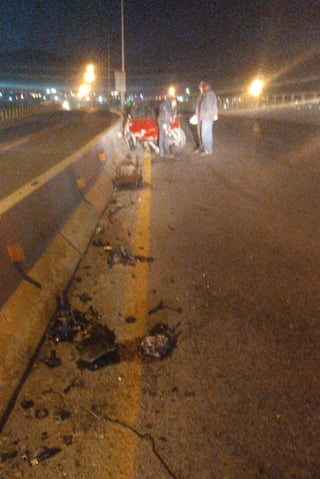 Sobre el puente de San Isidro quedaron escombros del vehículo, por lo que personal del Cuerpo de Bomberos acudió a retirarlos.